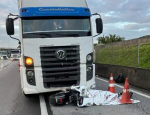 Condutor de moto elétrica morre embaixo de caminhão