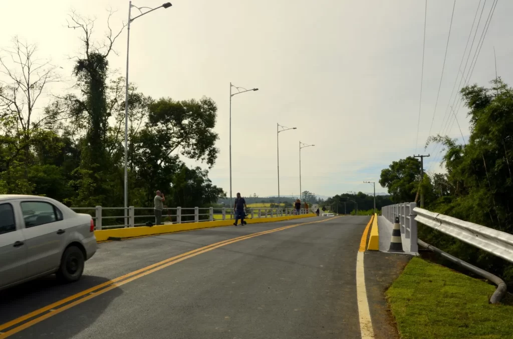 Ponte João Fontanella em Siderópolis, destacando a estrutura revitalizada e as melhorias na pista e passarela para pedestres