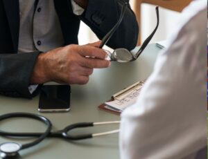 Falso médico é investigado em SC e MS