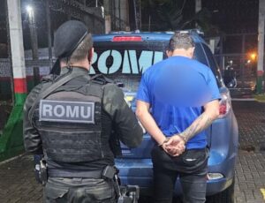 Homem com mandado de prisão bate carro e é preso em SC