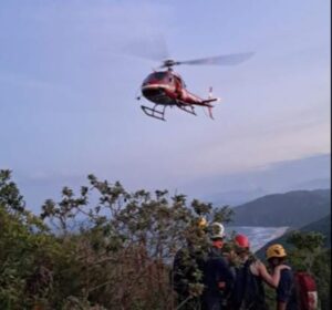 Bombeiros fazem resgate aéreo em trilha na Capital