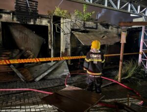 Incêndio atinge comércio em Penha durante a madrugada