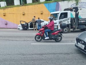 Jaguar bate em Montana e causa caos no trânsito em BC