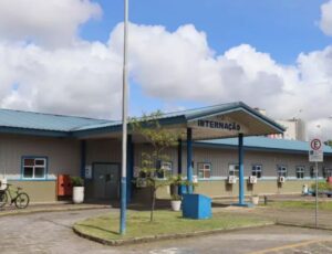 Médico corta rosto de recém-nascida em cesárea em BC