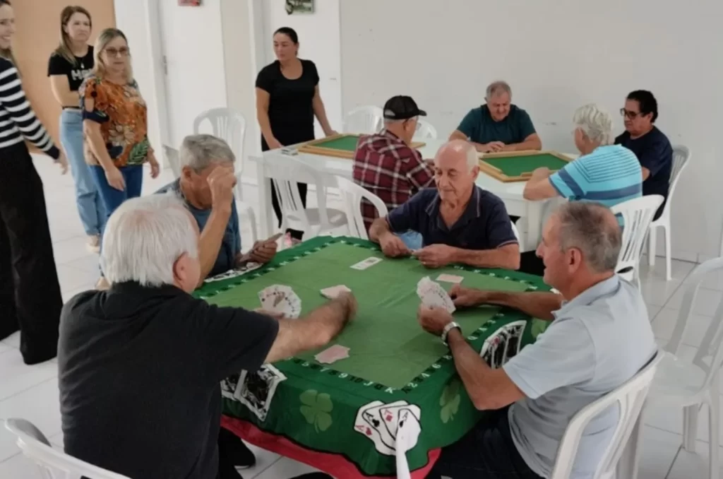 Homens da terceira idade participam de atividades em grupo promovidas pela Assistência Social de Morro da Fumaça