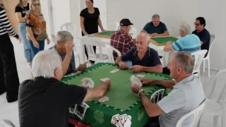 Homens da terceira idade participam de atividades em grupo promovidas pela Assistência Social de Morro da Fumaça