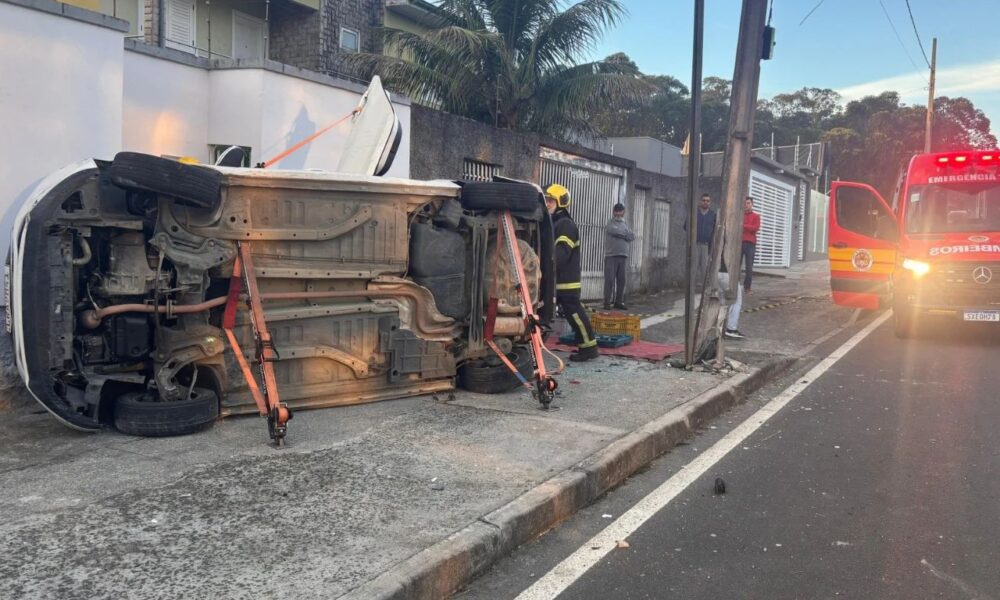 Mulher bate o carro em poste em Criciúma