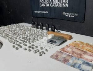 Mulher é pega com drogas na Barra do Rio, em Itajaí
