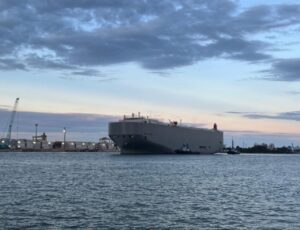 Navio desembarca carros de luxo em Itajaí