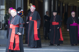 Conclave papal começa com cardeais isolados no Vaticano