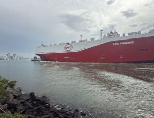 Vídeo: Porto de Itajaí recebe navio com 7 mil veículos