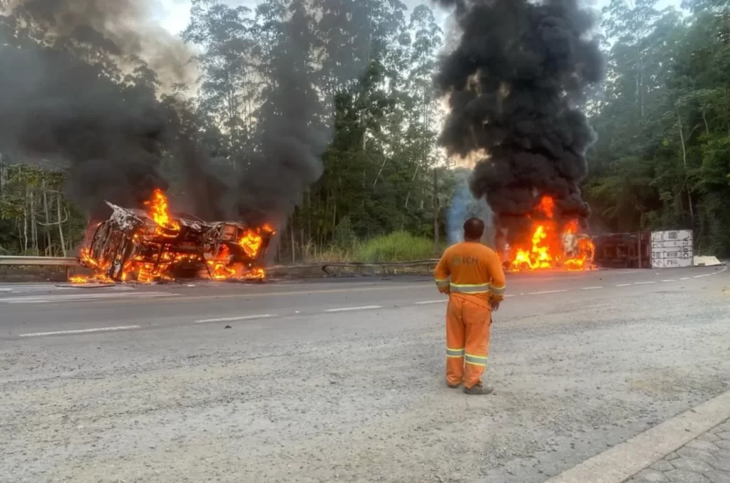 Imagem mostra micro-ônibus incendiado após colisão com carreta na Serra do Corupá, em acidente que vitimou duas moradoras do Rincão