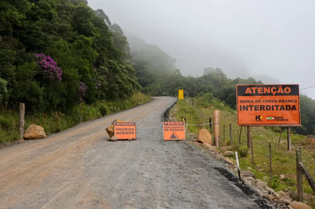 Obras de pavimentação da Serra do Corvo Branco