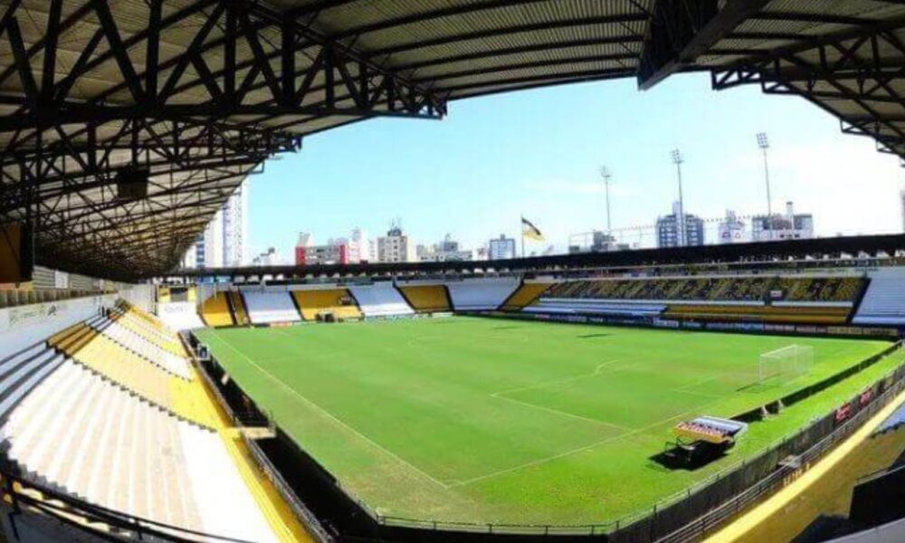 Trabalhador é prensado por caminhão em estádio de SC