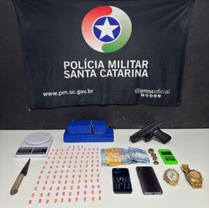 Dupla é presa com drogas e réplica de arma em Itajaí