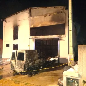 Galpão de empresa é destruído por incêndio em Içara