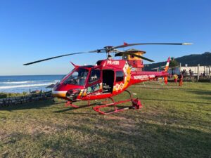 Homem cai de parapente no costão do Gravatá