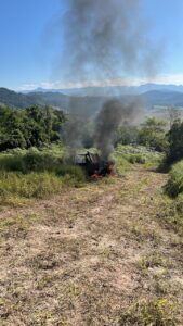 Jeep pega fogo durante trilha em Meleiro