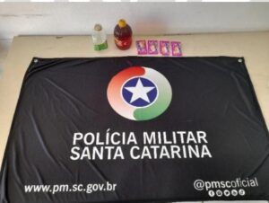 Dupla é presa após furto de bebidas e doces em mercado
