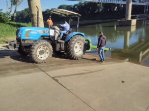 Bomba motorizada temporária é testada no Rio Tubarão