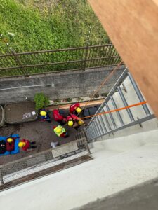 Bombeiros resgatam homem sobre laje de uma casa