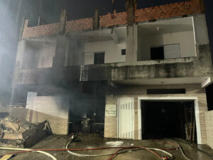 Incêndio atinge estabelecimento e fecha rua em Tubarão