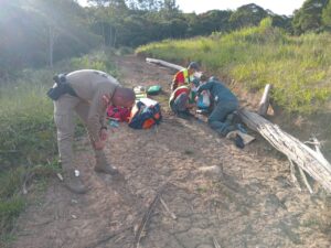 Homem sofre fratura ao pular de trator em movimento