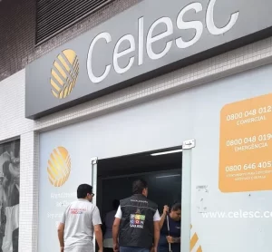 Procon autua Celesc por filas e mau serviço