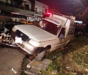 Colisão entre veículos deixa condutor ferido em Itajaí