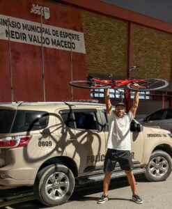 Triatleta comemora recuperação de bicicleta em São José