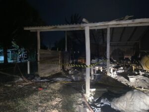 Incêndio atinge madeireira em Balneário Arroio do Silva