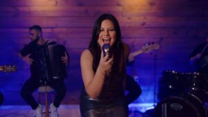 Júlia Marques mira sofrência em primeira música autoral