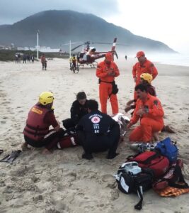 Homem é resgatado do mar após cair em trilha na Capital