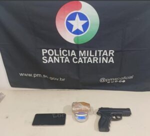 PM apreende drogas e simulacro durante abordagem