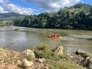 Bombeiros treinam resgate em áreas alagadas