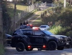 Suspeitos de matar PM no Paraná morrem em SC