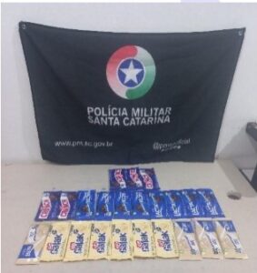 Homem é detido ao furtar barras de chocolate
