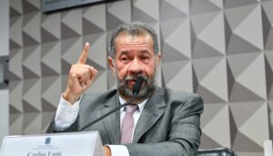 Carlos Lupi entrega cargo de ministro da Previdência
