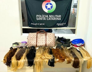 Casal é preso por coagir homem a roubar salão de beleza