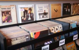 A volta do vinil e o boom dos podcasts