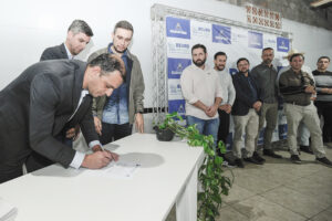 Garopaba entrega 53 títulos e amplia serviços em bairro