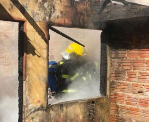 Incêndio atinge casa abandonada na Capital