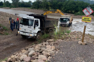 Caminhão cai de ponte em Praia Grande, no Sul de SC