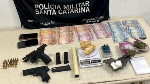 Adolescente é apreendida com arma de fogo e drogas
