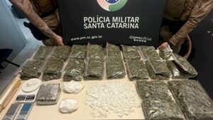 Tático apreende drogas e prende suspeito na Capital