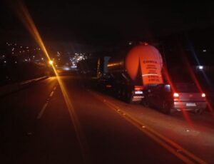 Motorista bate em caminhão parado na SC-110