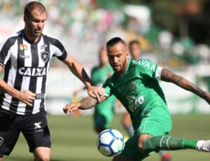 Chapecoense perde nos acréscimos e se afasta do G-4