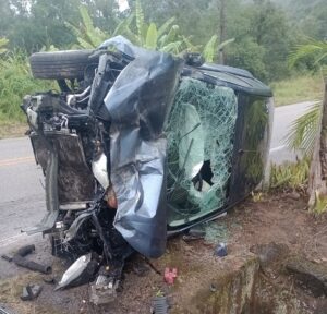 Jovem fica ferido após capotamento de veículo em SC