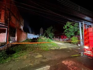 Incêndio atinge casa abandonada no Centro de Tubarão