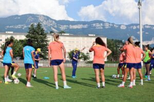 Seleção brasileira feminina treina para encarar França